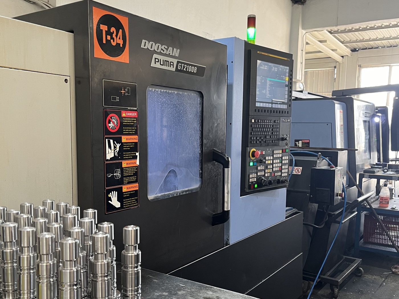 CNC-Drehmaschine mit gefertigten Präzisionsteilen